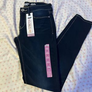 Levi’s lowrise dark wash skinny jeans